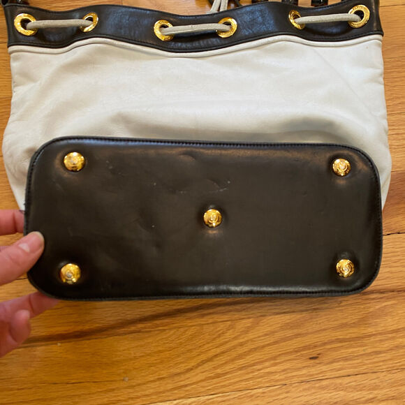 Vtg ST. JOHN Leather Drawstring Bucket Bag White Black Gold Rivets FLAWS READ - Picture 5 of 8